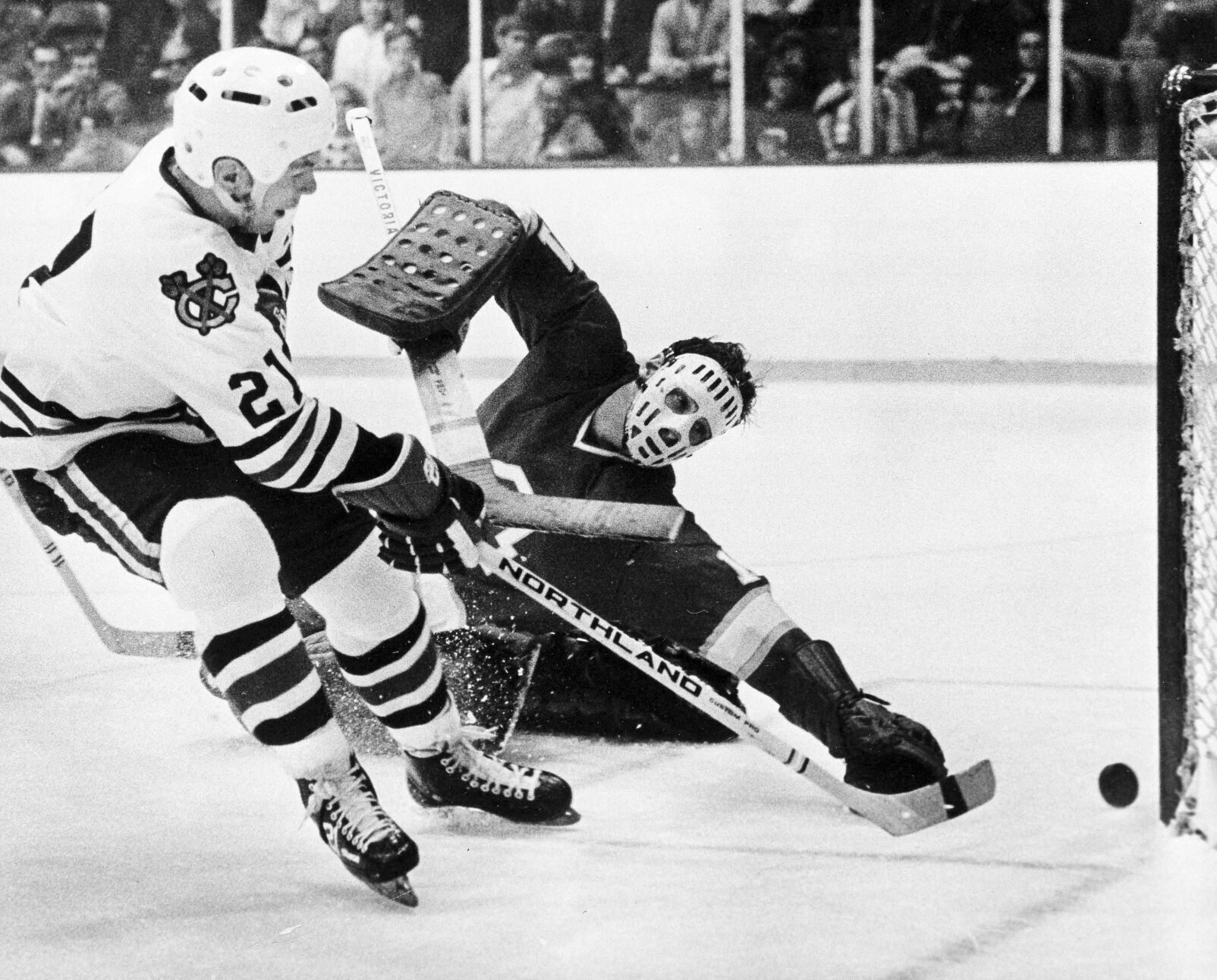 1972: Stan Mikita becomes 6th NHL player with 1,000 career points